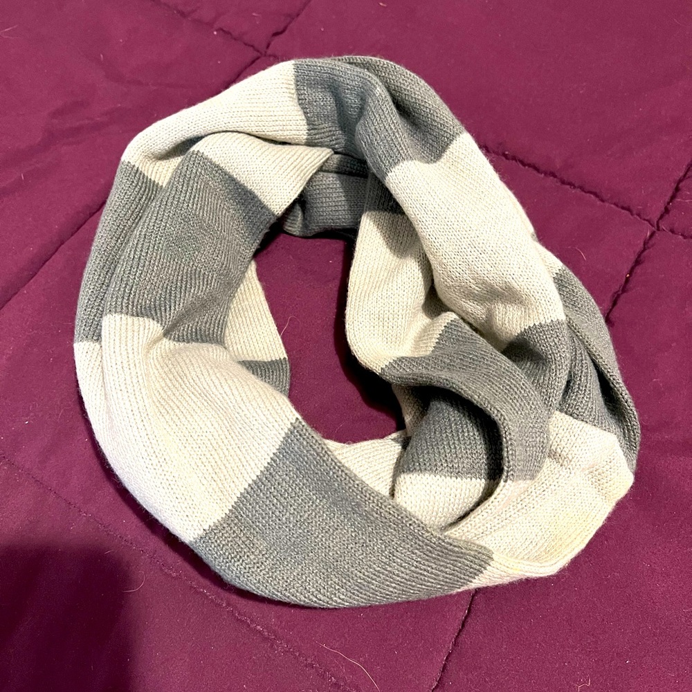 LIKE NEW!! Women’s 2-toned Light Gray Infinity Scarf 🧣